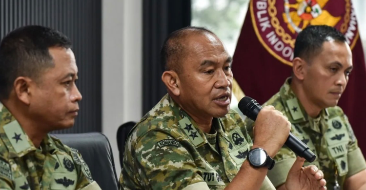 Kepala BPSDM Kemhan Mayjen TNI Ketut Gede Wetan Pastia (tengah) didampingi Kapus Komcad Bacadnas Kemhan Brigjen TNI Hengki Yuda (kiri) dan Karo Infohan Setjen Kemhan Brigjen TNI Rico Ricardo Sirait (kanan) saat konferensi pers. Foto : Ist
