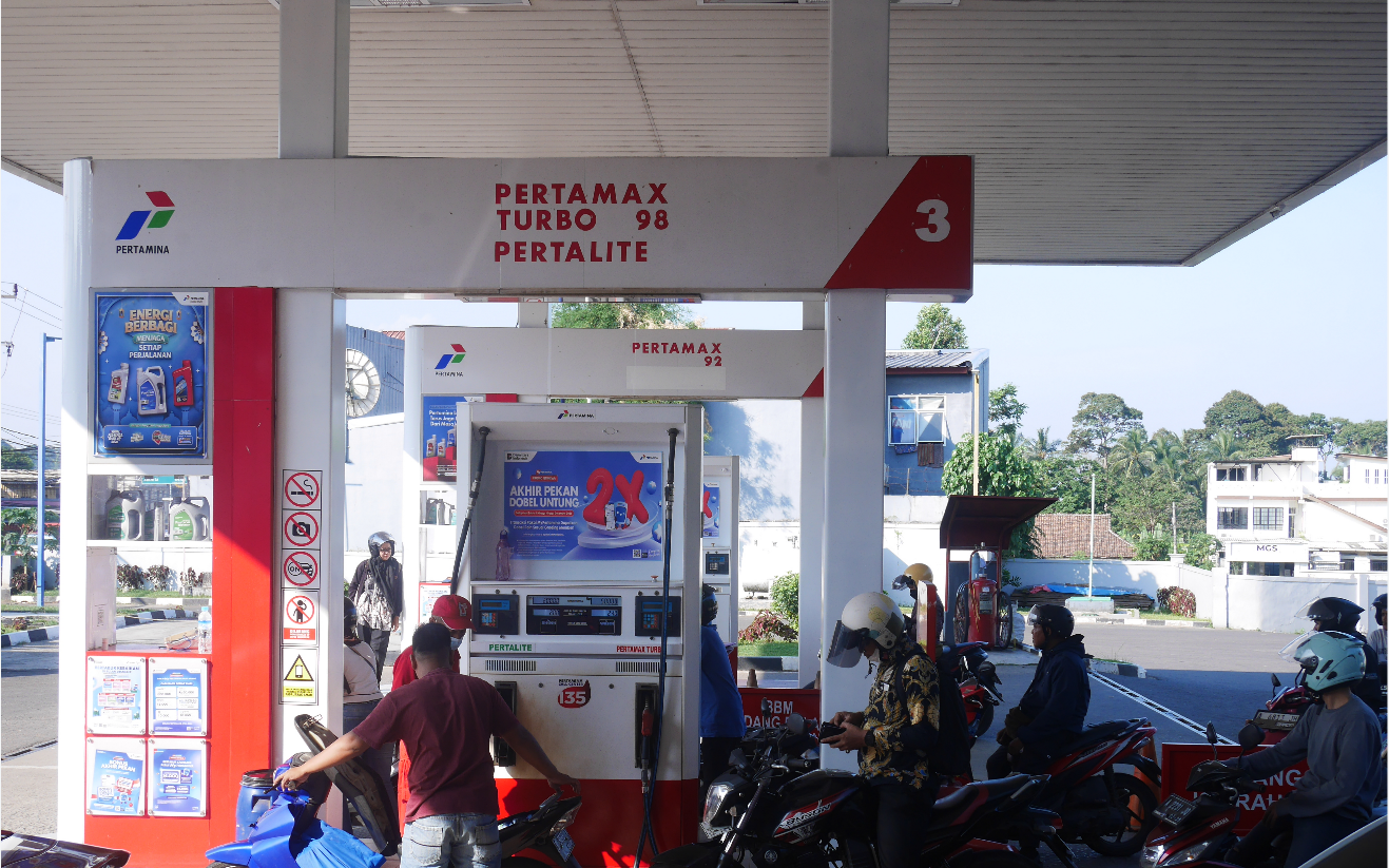 Aktivitas pengisian BBM di SPBU  34.42204 Cipacung, Kabupaten Pandeglang, Kamis (11/6/2026) sore.(Ari Supriadi-tangselpos.id)