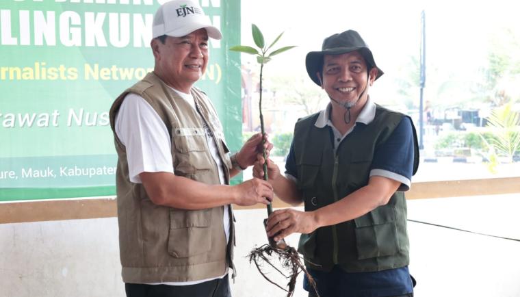 Bupati Tangerang, Moch. Maesyal Rasyid, secara simbolis menyerahkan batang mangrove kepada komunitas jurnalis yang tergabung dalam Jaringan Jurnalis Peduli Lingkungan, Dinas Lingkungan Hidup (DLH) Kabupaten Tangerang, PT Indah Kiat Pulp & Paper pada kegiatan penanaman 10.000 batang mangrove di kawasan Ketapang Urban Aquaculture (KUA), Kecamatan Mauk, Rabu (10/6).