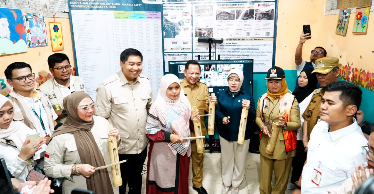 Menteri Perumahan dan Kawasan Permukiman (PKP), Maruarar Sirait, bersama Wakil Ketua DPRD DKI Jakarta dari Fraksi Gerindra, Rani Mauliani, turun langsung meninjau lokasi calon penerima manfaat BSPS di Kelurahan Kalianyar, Kecamatan Tambora, Jakarta Barat, Senin (15/6). Foto : Ist