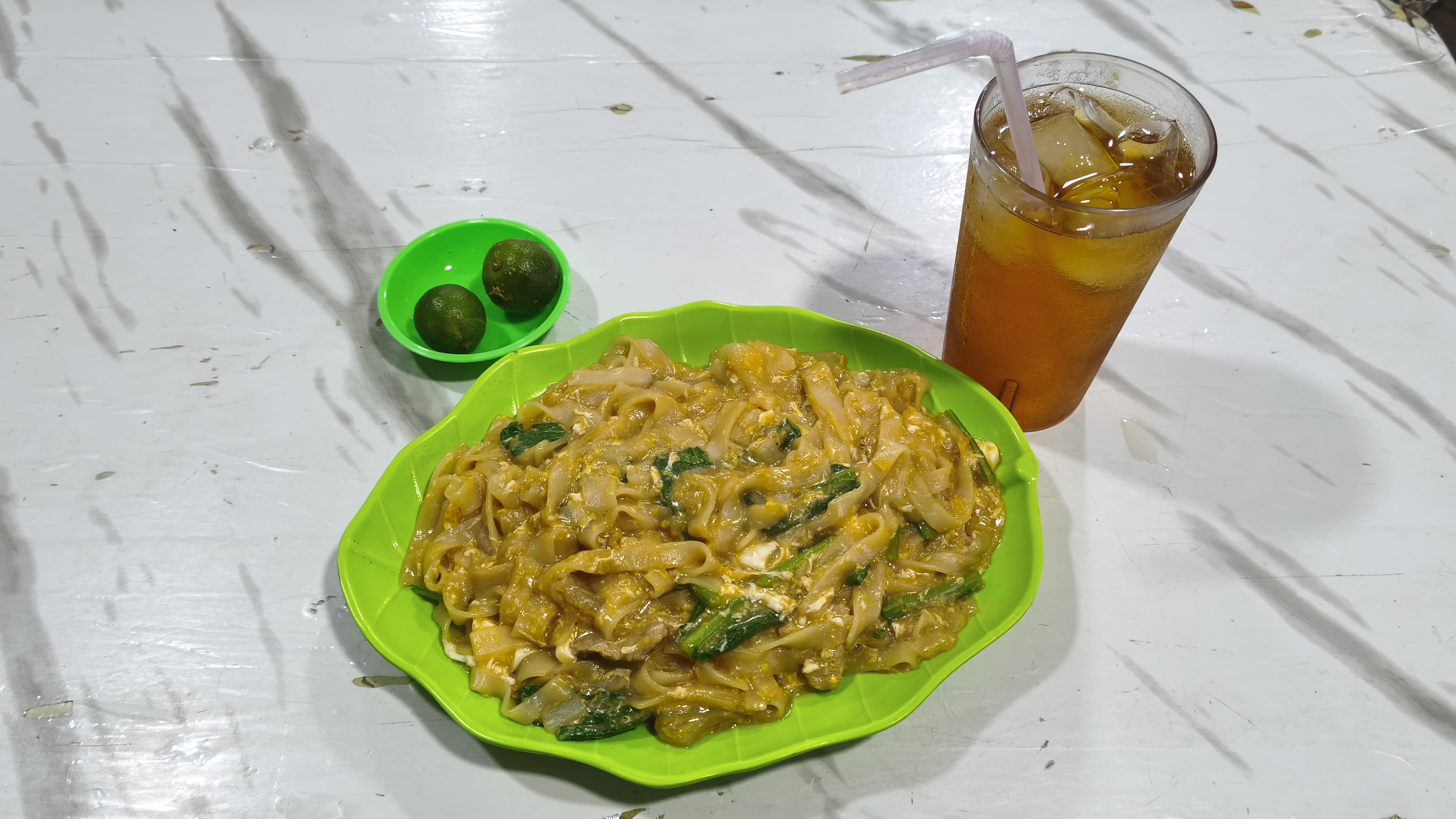 Kwetiau Siram Sapi, salah satu menu favorit di Kwetiau Sapi Ponti Rasa, hadir dengan irisan daging sapi dan kuah gurih khas Pontianak yang kaya rasa. Foto : Emir MG
