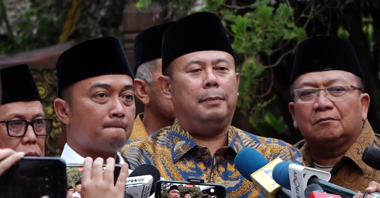 Ketua Tim Pengawas Haji DPR RI, Cucun Ahmad Syamsurijal (tengah) saat konferensi pers usai menghadap Presiden Prabowo. Foto : Ist