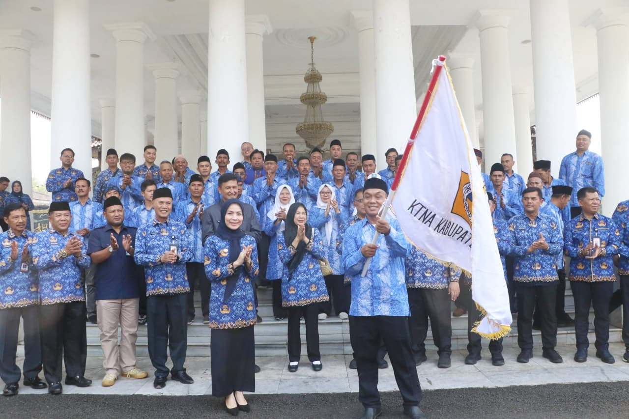 Bupati Serang Ratu Rachmatuzakiyah melepas 42 peserta Kontingen Kabupaten Serang yang akan mengikuti Pekan Nasional Kontak Tani Nelayan Andalan atau Penas KTNA ke-XVII di Gorontalo, di Pendopo Bupati Serang pada Rabu (17/6). HUMAS PEMKAB SERANG