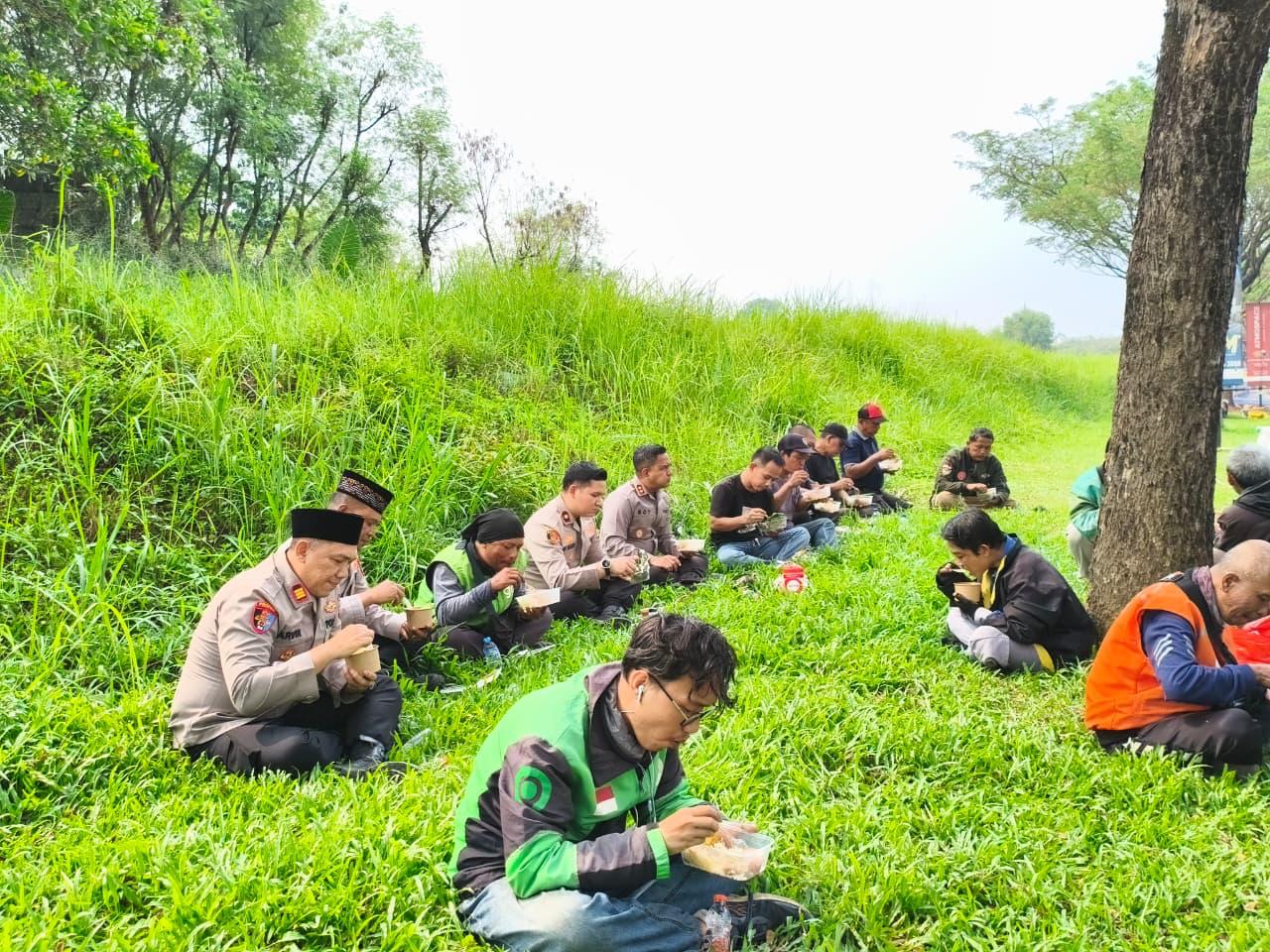 BERBAGI.Polres Tangsel kembali berbagi dengan masyarakat sekitar dengan program Jumat Berbagi.