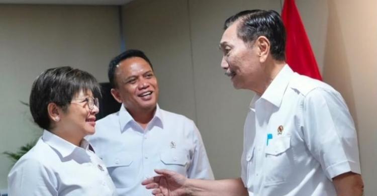 Ketua DEN Luhut Binsar Pandjaitan (kanan) berbincang dengan dua Wakil Kepala BGN, Agustina Arumsari dan Trenggono. Foto: Ist