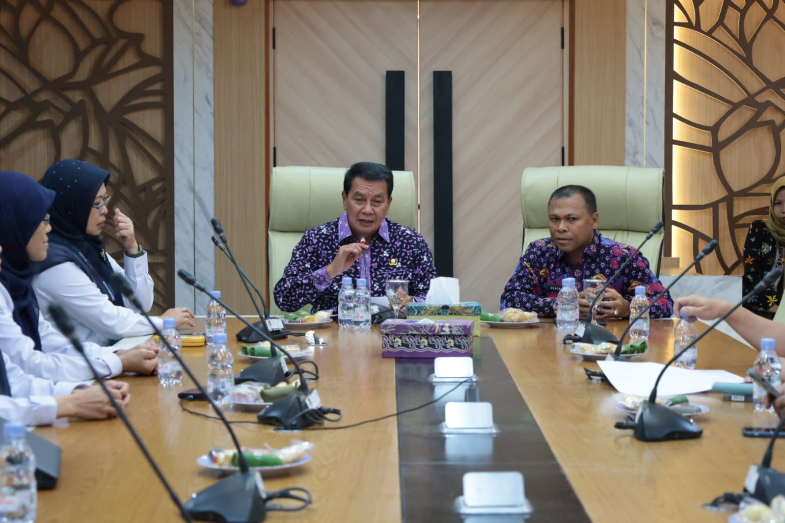 KUNJUNGAN. Bupati Tangerang, Moch. Maesyal Rasyid, menerima kunjungan tim Kementerian Kesehatan (Kemenkes) Republik Indonesia (RI) dan tim Rumah Sakit Jantung dan Pembuluh Darah Harapan Kita Jakarta, di Ruang Rapat Solear, Gedung Kantor Bupati Tangerang, Kamis (25/6).