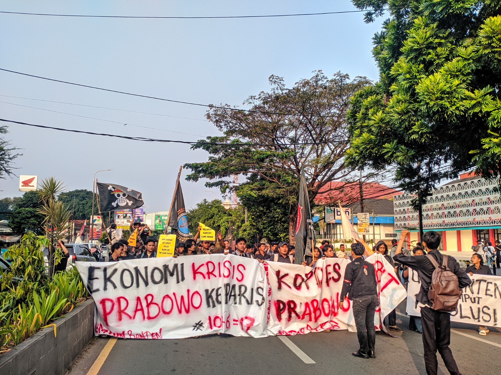 Keluarga Besar Mahasiswa (KBM) UIN Sultan Maulana Hasanuddin Banten saat menggelar aksi unjuk rasa di kawasan di kawasan Bundaran Ciceri, Kota Serang, Rabu (17/6). BNN
