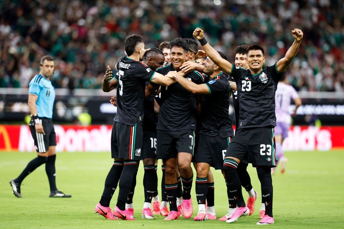 Selebrasi skuad Meksiko usai menang tipis 1-0 dari Korsel. Foto : Ist