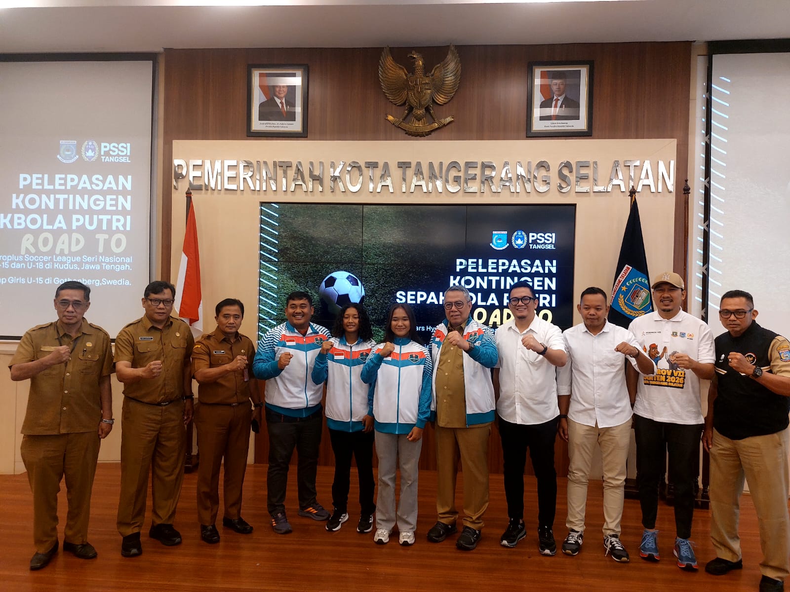 Prosesi pelepasan kontingen berlangsung di Pusat Pemerintahan Kota (Puspemkot) Tangsel, Senin (29/6). (tangselpos.id/rmn)
