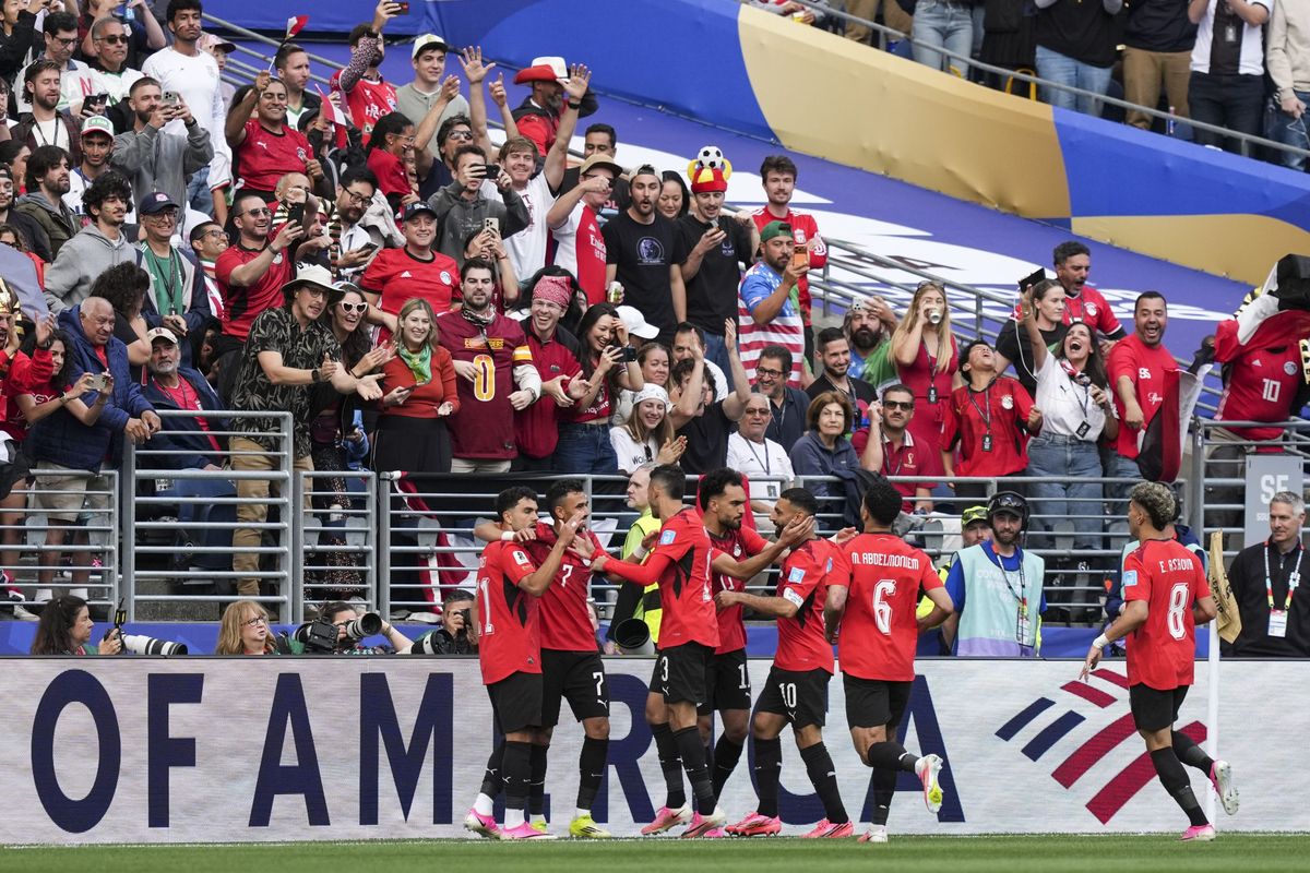 Selebrasi skuad Mesir usai bermain seri 1-1 dengan Iran. Foto : Ist