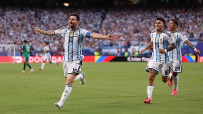Selebrasi skuad Argentina usai menang 3-0 dari Aljazair. Foto :  Ist
