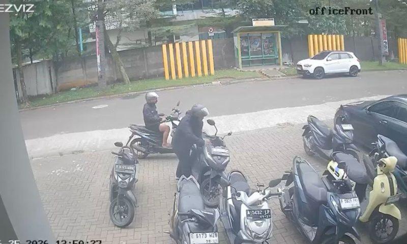 MALING MOTOR - Terluhat rekaman CCTV saat komplotan maling motor beraksi di kawasan Ruko Cendana Residence, Kelurahan Serua, Kecamatan Ciputat.