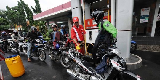 Ilustrasi sepeda motor isi bbm Pertalite. Foto : Ist