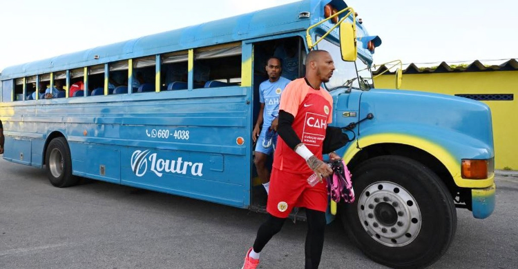 Bus sekolah membawa Timnas Curacao siap jalani laga di Piala Dunia 2026. Foto :