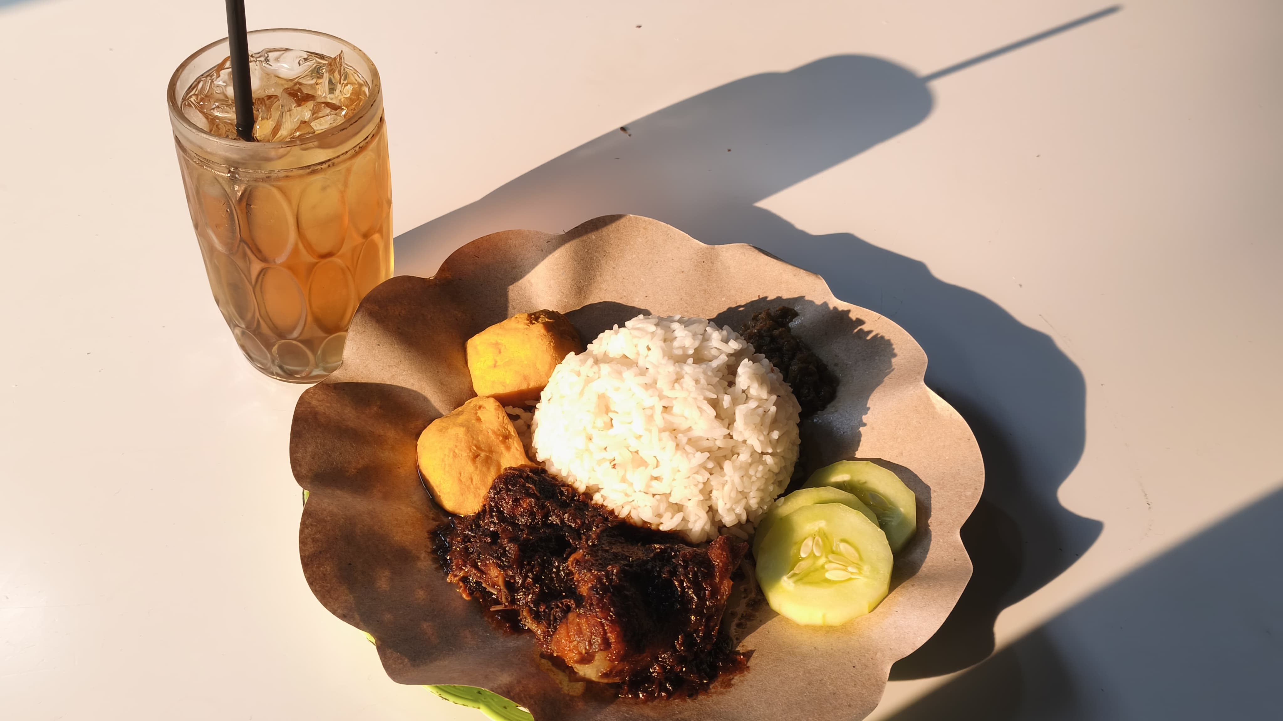 Seporsi nasi bebek bumbu hitam tersaji di atas meja. Menu andalan Nasi Bebek Mas Jun ini dikenal dengan daging bebek yang empuk serta bumbu hitam yang kaya rempah. Foto : Emir MG