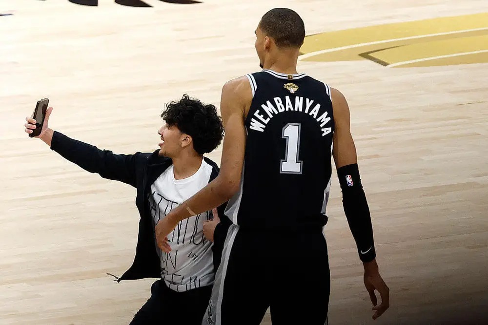 Seorang penggemar berlari ke lapangan saat waktu tersisa 6:28 di kuarter keempat Game 1 Final NBA. Foto : Ist