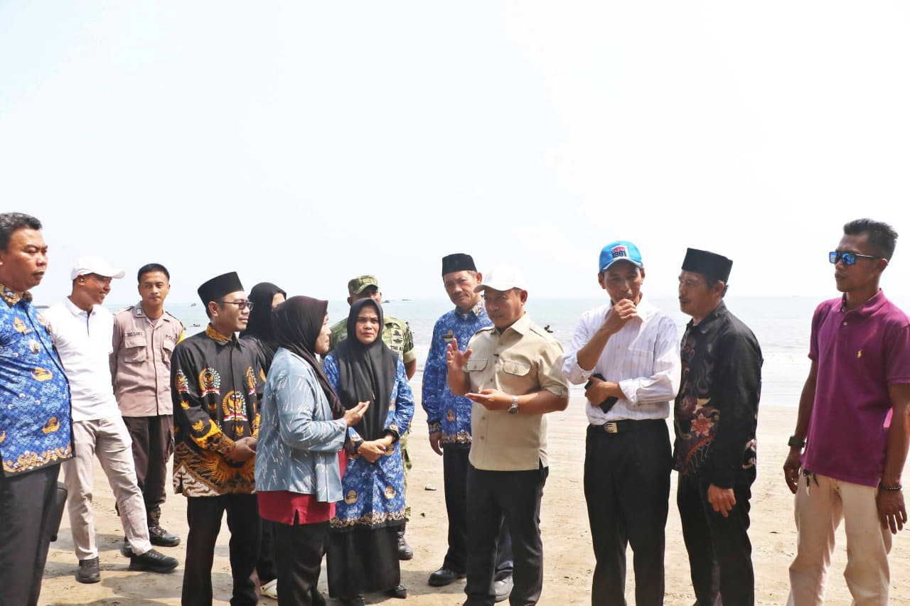 Wakil Bupati Serang Najib Hamas meninjau sejumlah pantai di kawasan Anyer-Cinangka, Senin (1/6). Selama sepekan terakhir, okupansi hotel di wilayah tersebut mencapai 100 persen. HUMAA PEMKAB SERANG