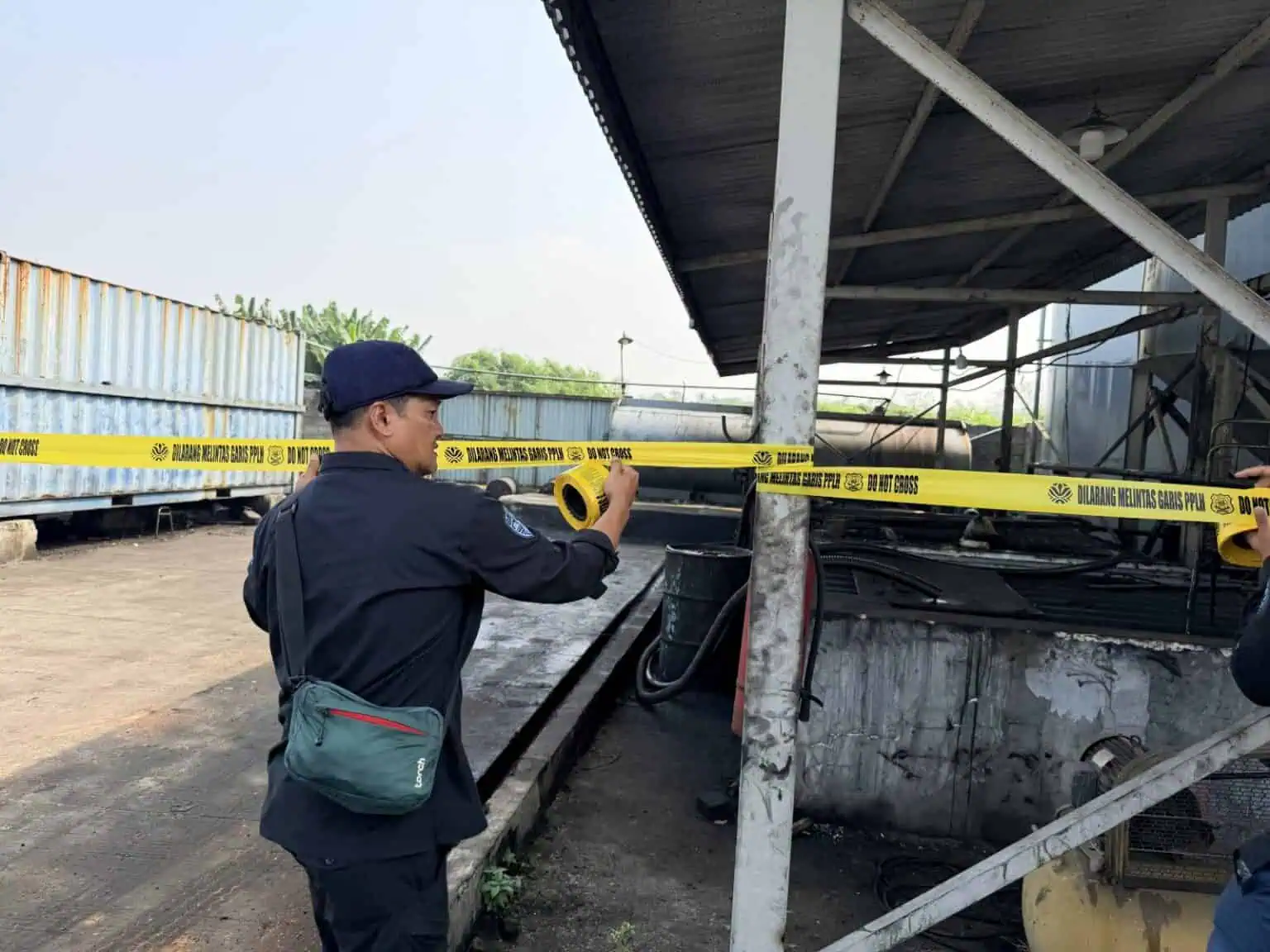 PENYEGELAN. Petugas Bidang Penegakan Hukum Lingkungan Hidup (GAKKUM LH) pada Kementerian Lingkungan Hidup/Kepala Badan Pengendalian Lingkungan Hidup (KLH/BPLH), tengah melakukan penyegelan terhadap PT BPE, sebuah pabrik pemanfaatan oli bekas di Desa Ciakar, Kecamatan Panongan, Kabupaten Tangerang pada Sabtu (20/6).