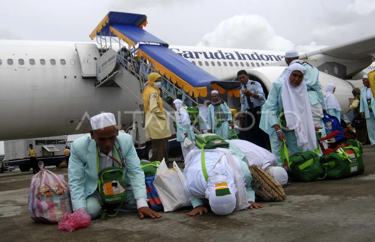 Sujud sukur Jamaah Haji tiba di Tanah Air. Foto : Ist