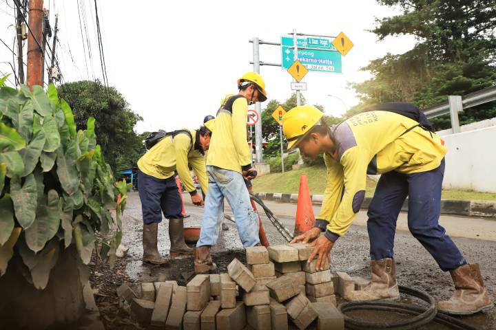 Petugas Dinas PUPR Kota Tangerang memperbaiki jalan dengan menggunakan paving block, di Jl KH Agus Salim, Kecamatan Batuceper, Kota Tangerang, beberapa waktu yang lalu.