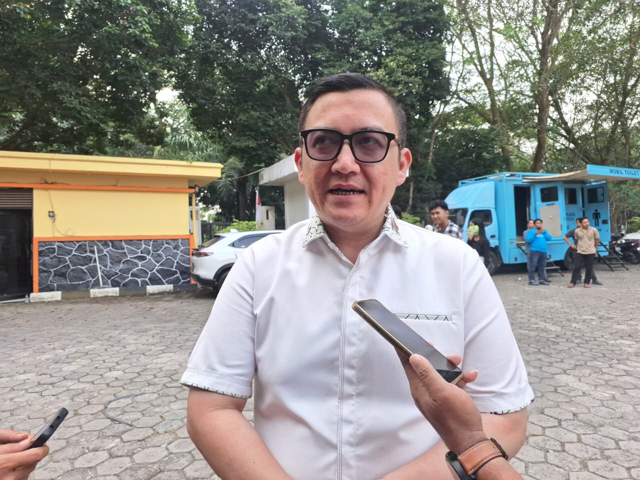 Kepala Bapenda Provinsi Banten Berly Rizki Natakusumah saat diwawancara wartawan terkait program diskon pajak, usai menghadiri sebuah acara di Plaza Aspirasi, KP3B, Kota Serang, Sabtu (20/6). YULIAWATI SARIPUDIN/TANGSEL POS
