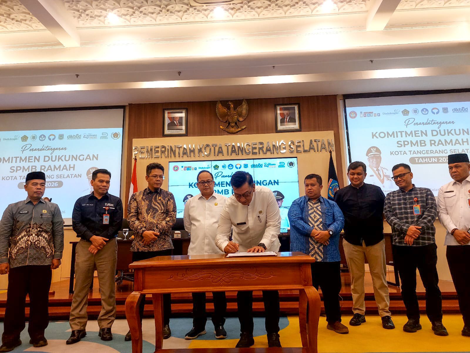 Penandatanganan komitmen bersama yang digelar di Pusat Pemerintahan Kota Tangsel, Jumat (12/6). (tangselpos.id/rmn)