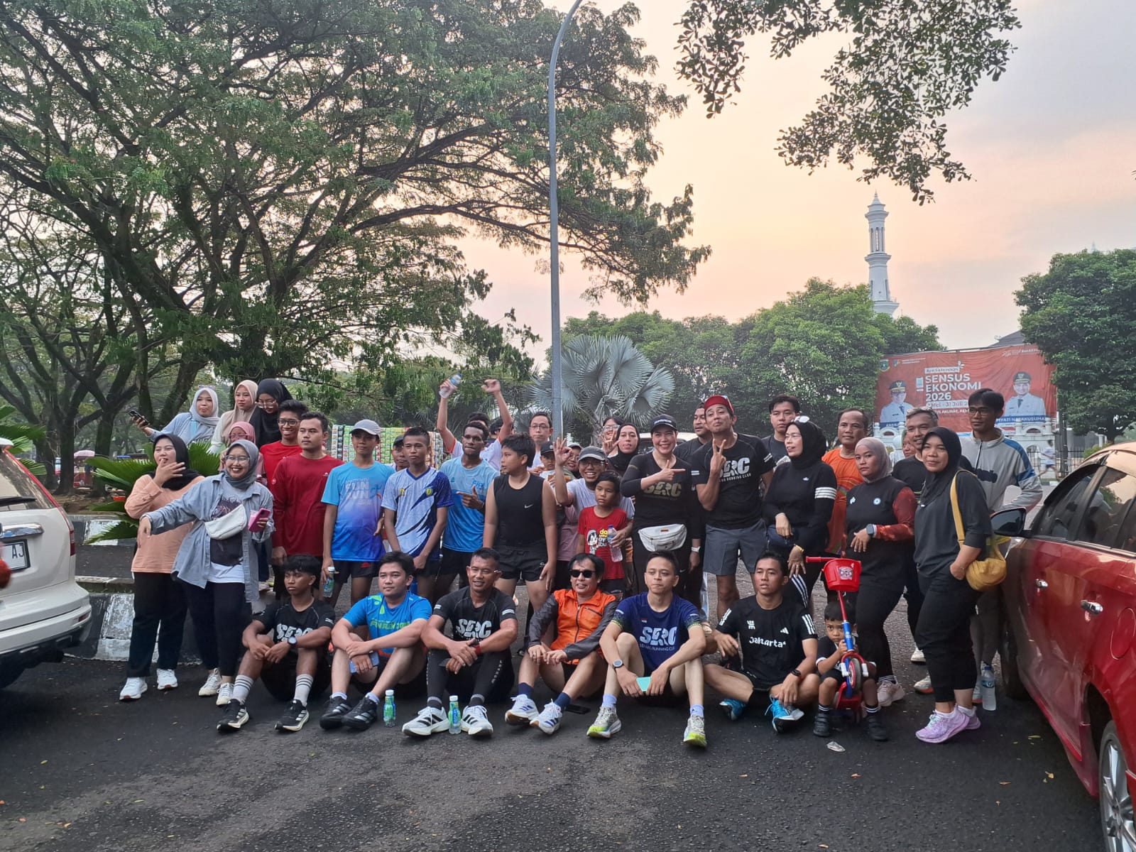 Tim dari RS Mata Achmad Wardi bersama komunitas lari, foto bersama usai kegiatan Road to Run for Vision (RFV) 2026 di KP3B, Kota Serang, Sabtu (6/6/2026).(Istimewa)