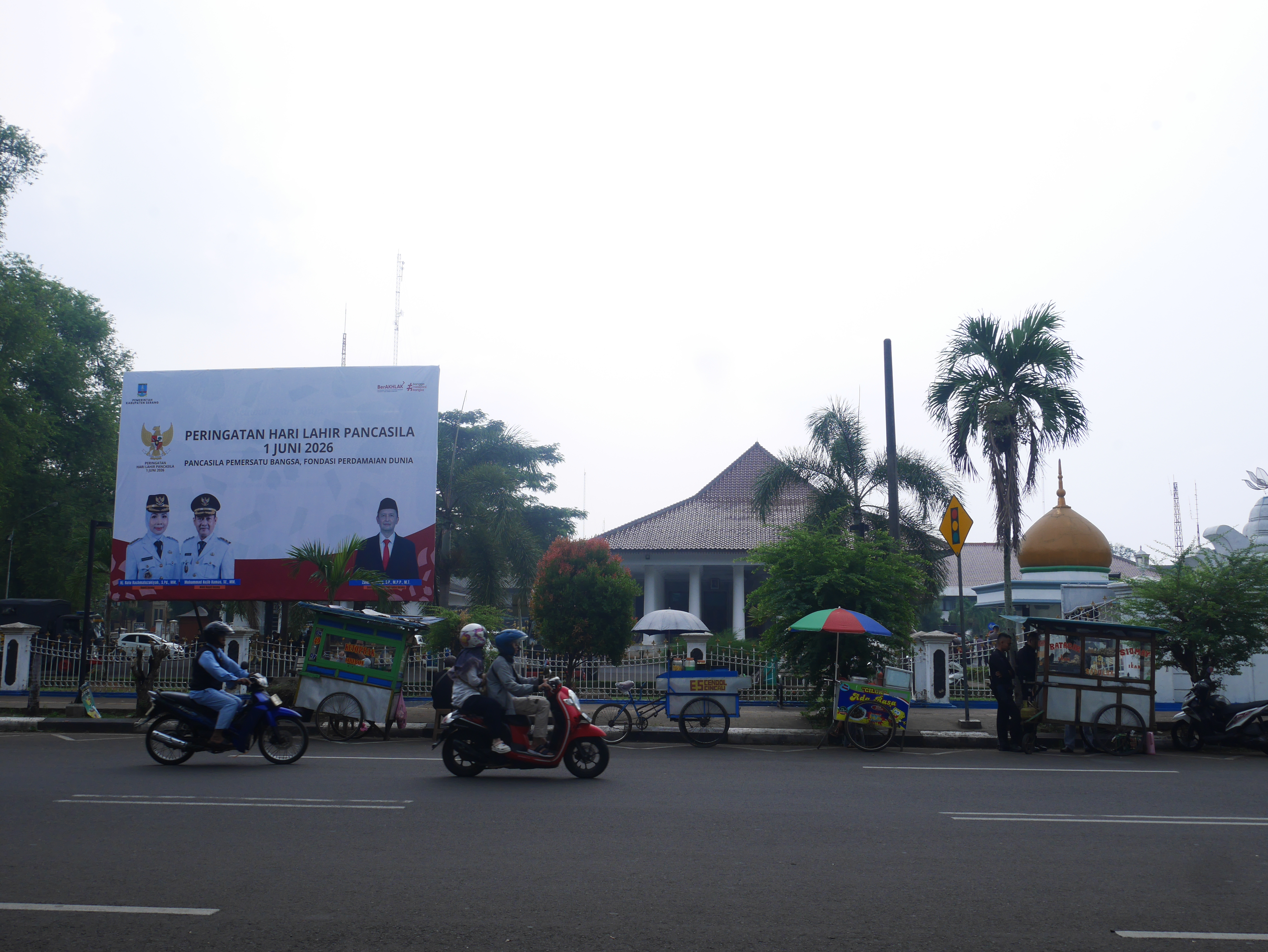 Pengendara sepeda motor melintas di Jalan Veteran, Kota Serang yang berdiri Kantor Bupati dan DPRD Kabupaten Serang, Rabu (3/6/2026).(Ari Supriadi-tangselpos.id)