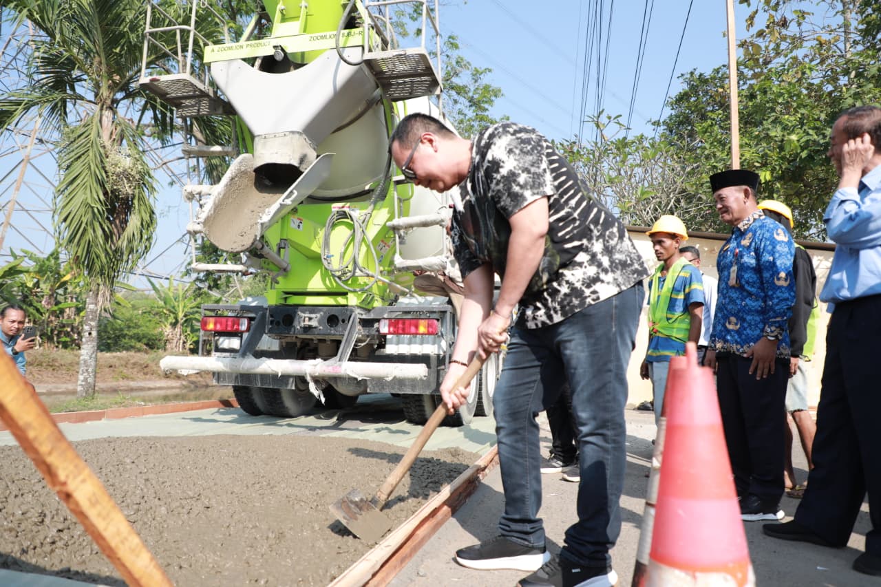 Wali Kota Serang, Budi Rustandi saat meninjau pembangunan jalan yang didanai dari program CSR PT Sauh Bahtera Sejahtera, di Kecamatan Kasemen, Rabu (17/6/2026).(Istimewa)