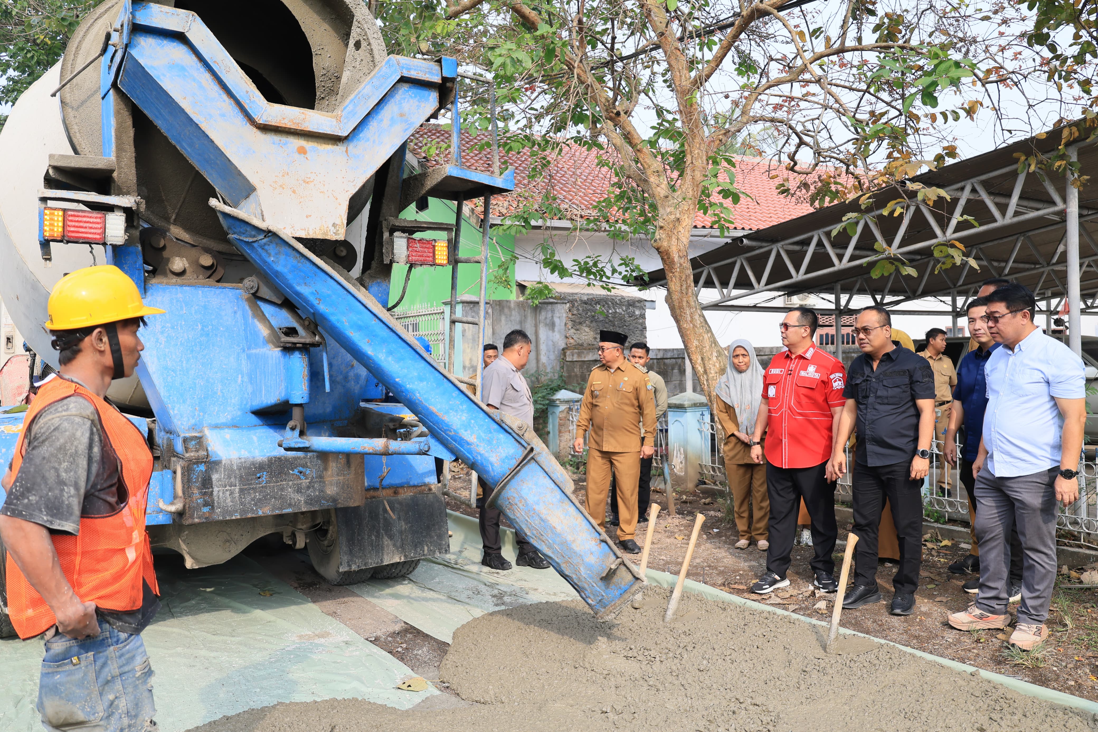 Wali Kota Serang, Budi Rustandi, saat meninjau betonisasi kelanjutan ruas Jalan Pakupatan-Bendung, Kecamatan Cipocok Jaya, Selasa (23/6/2026).(Istimewa)