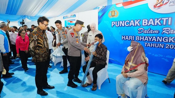 Kapolri Listyo Sigit Prabowo saat meninjau kegiatan Bakti Kesehatan Hari Bhayangkara ke-80 di RS Bhayangkara Tingkat III Lemdiklat Polri, Selasa (23/6). Foto : Ist