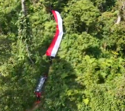 Komunitas Pendaki Banten (KPB) membentangkan bendera Merah Putih sepanjang 10 meter di Puncak Gunung Prakasak, Kecamatan Mandalawangi, Kabupaten Pandeglang, Minggu (31/5/2026).(Istimewa)