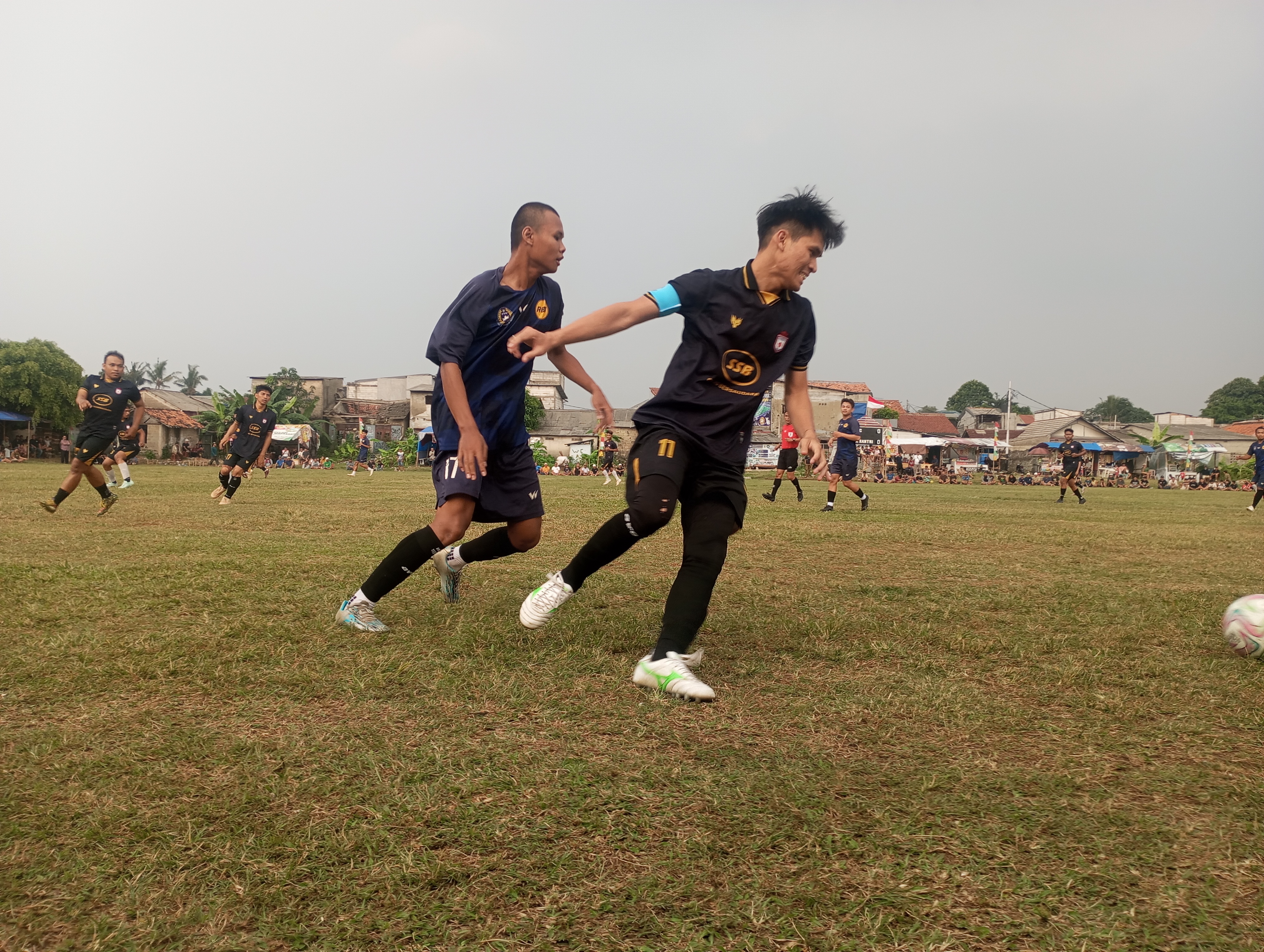 Penyerang RBT, Jafar (kiri) sukses mencetak gol tunggal kelolosan RBT ke babak 32 besar dari laga lawan Ireta Santri FC pada Senin (22/06/2026).(tangselpos.id).