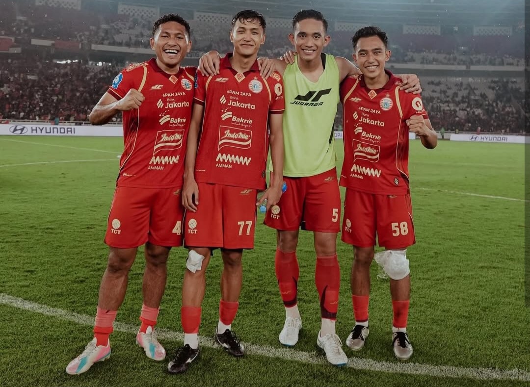 Roy Haban (kiri) bersama punggawa Persija. Foto : Ist