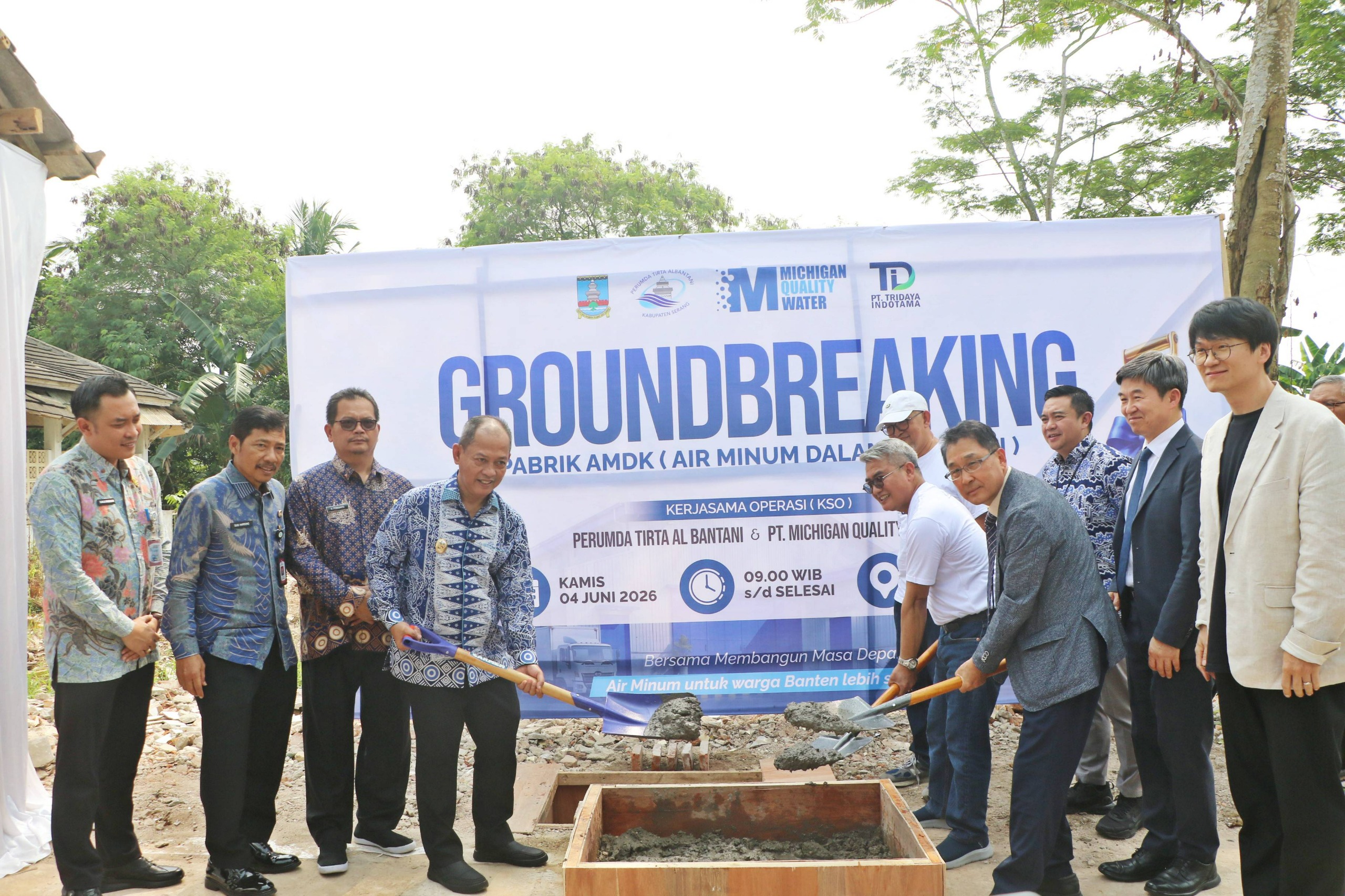 Wakil Bupati Serang Muhammad Najib Hamas, Direktur Perumda Tirta Al Bantani Eli Mulyadi, dan CEO Michigan Quality Water Mr. Byong Ho Lee secara simbolis melaksanakan groundbreaking pembangunan Pabrik Air Minum Dalam Kemasan di Lingkungan Cideheng, Kelurahan Kemanisan, Kecamatan Curug, Kota Serang, pada Kamis (4/6). HUMAS PEMKAB SERANG