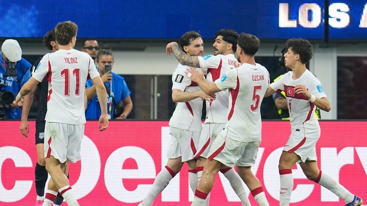 Selebrasi skuad Turki usai menang dranatis 3-2 dari tuan rumah Amerika Serikat. Foto ; Ist