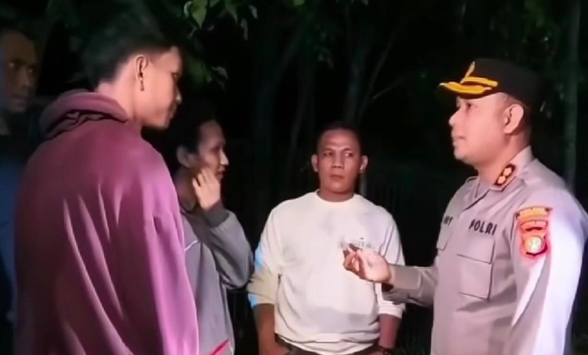 Polisi amankan pemuda yang kedapatan barang yang diduga jenis narkoba saat gelar razia di Setu, Minggu (31/5).
