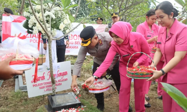 ZIARAH. Polres Tangsel menggelar kegiatan ziarah dan tabur bunga di makam personel Polri yang gugur dalam tugas, Alm. Aipda Ahmad Maulana Endang, di Makam Wakaf Kampung Sawah, Ciputat, Rabu (24/6).