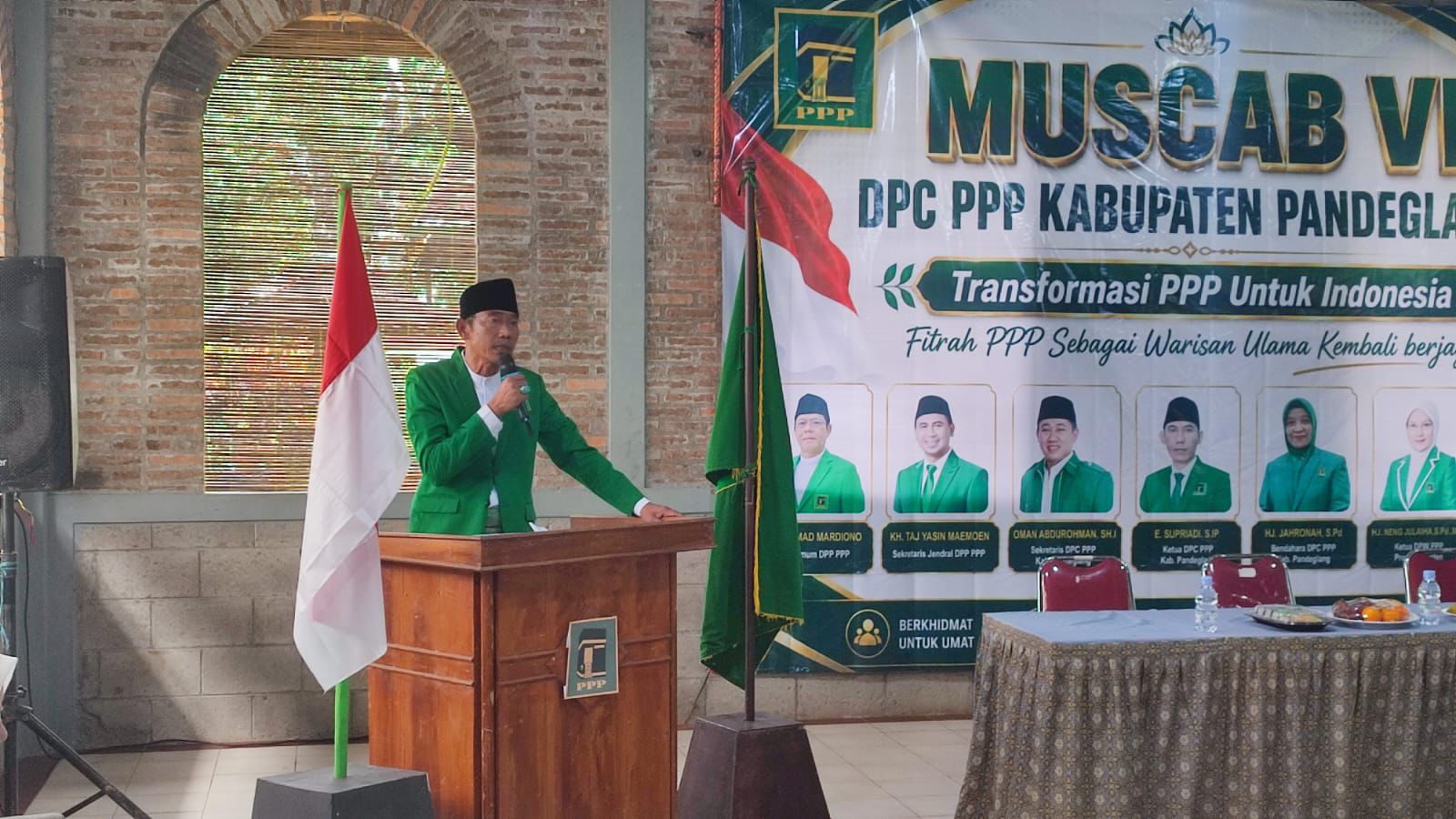 SAMBUTAN. Ketua DPC PPP Pandeglang, E. Supriadi, sedang memberikan sambutan di acara Muscab ke-VI DPC PPP Pandeglang, di Aula Baitul Hamdi, Cimanying, Kecamatan Menes, Kabupaten Pandeglang, Selasa (16/6). (NIPAL SUTIANA/TANGSEL POS)