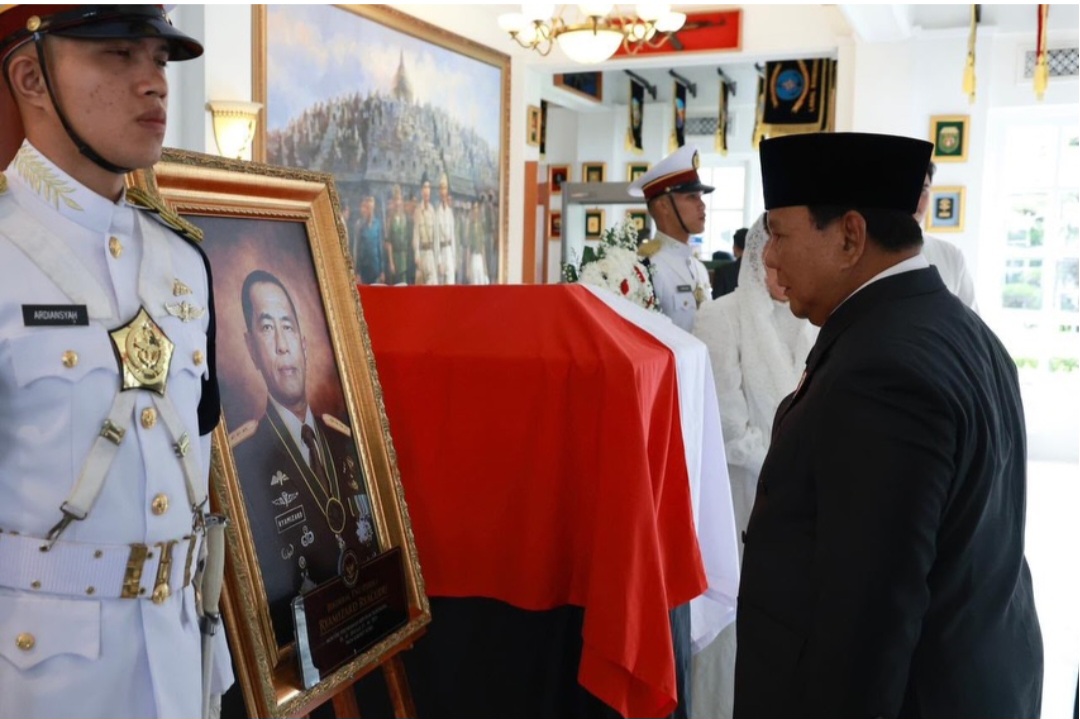 Presiden Prabowo saat melayat Almarhum Jenderal (Purn) Ryamizard Ryacudu di Kantor Kementerian Pertahanan, Jakarta, Senin (1/6). Foto : Ist