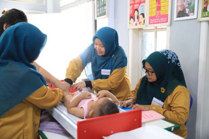 Petugas Posyandu memberikan pelayanan kepada masyarakat Kota Tangerang
