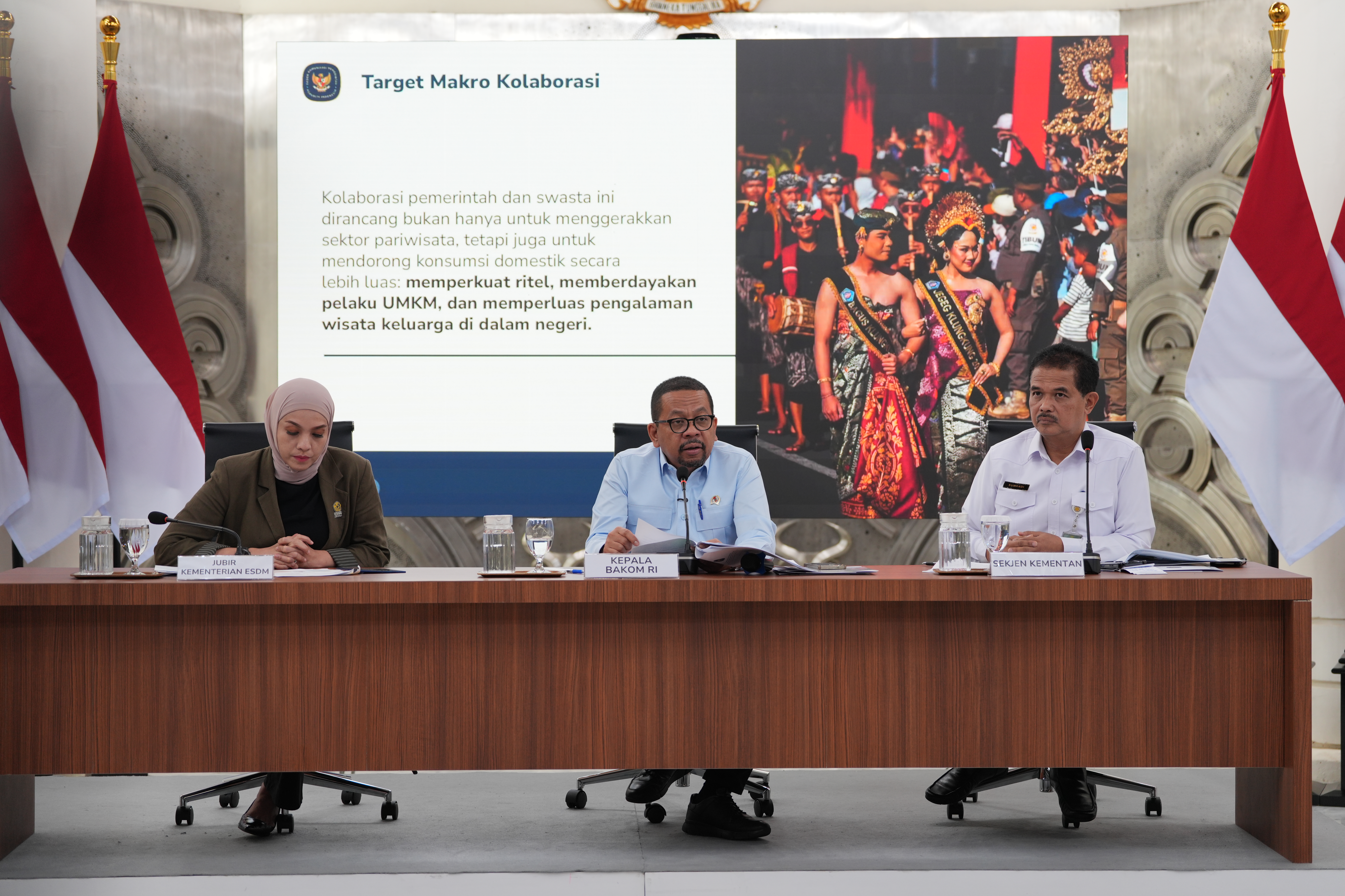 Kepala Badan Komunikasi Pemerintah (Bakom RI), Muhammad Qodari (tengah) saat konferensi pers. Foto : Bakom RI