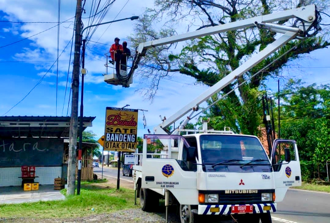 Dokumentasi tim dari Dinas Perhubungan Kabupaten Serang melaksanakan optimalisasi penerangan jalan umum (PJU) di ruas jalan milik Kabupaten Serang, beberapa waktu lalu. IST