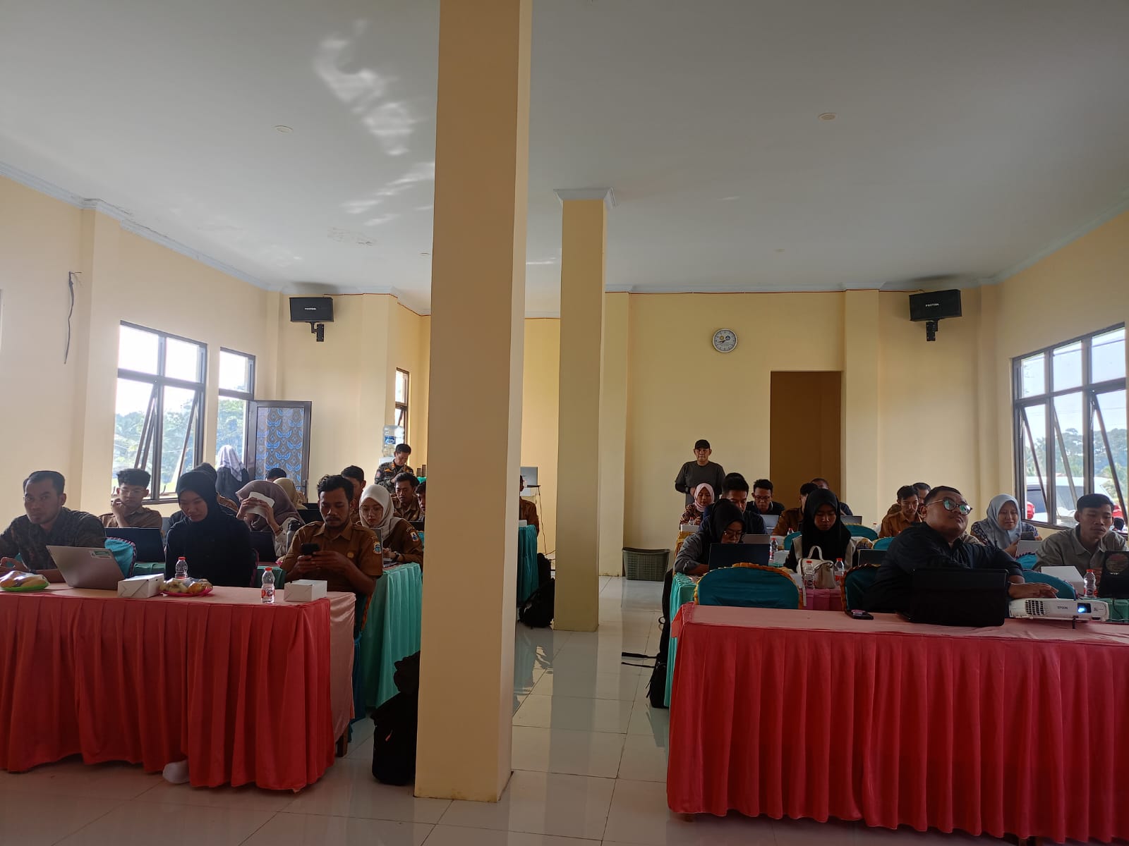 Suasana Pelatihan Penggunaan dan Pengembangan Website Desa yang digelar di Gedung Serbaguna, Desa Kaduagung Barat, Kecamatan Cibadak, Kabupaten Lebak, Senin (15/6/2026).(Istimewa)