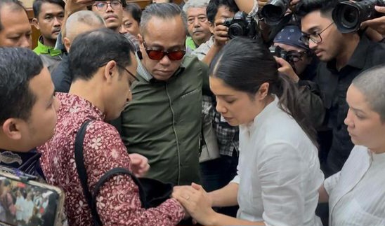 Nadiem Makarim dan Istri di Pengadilan Tipikor. Foto : Ist