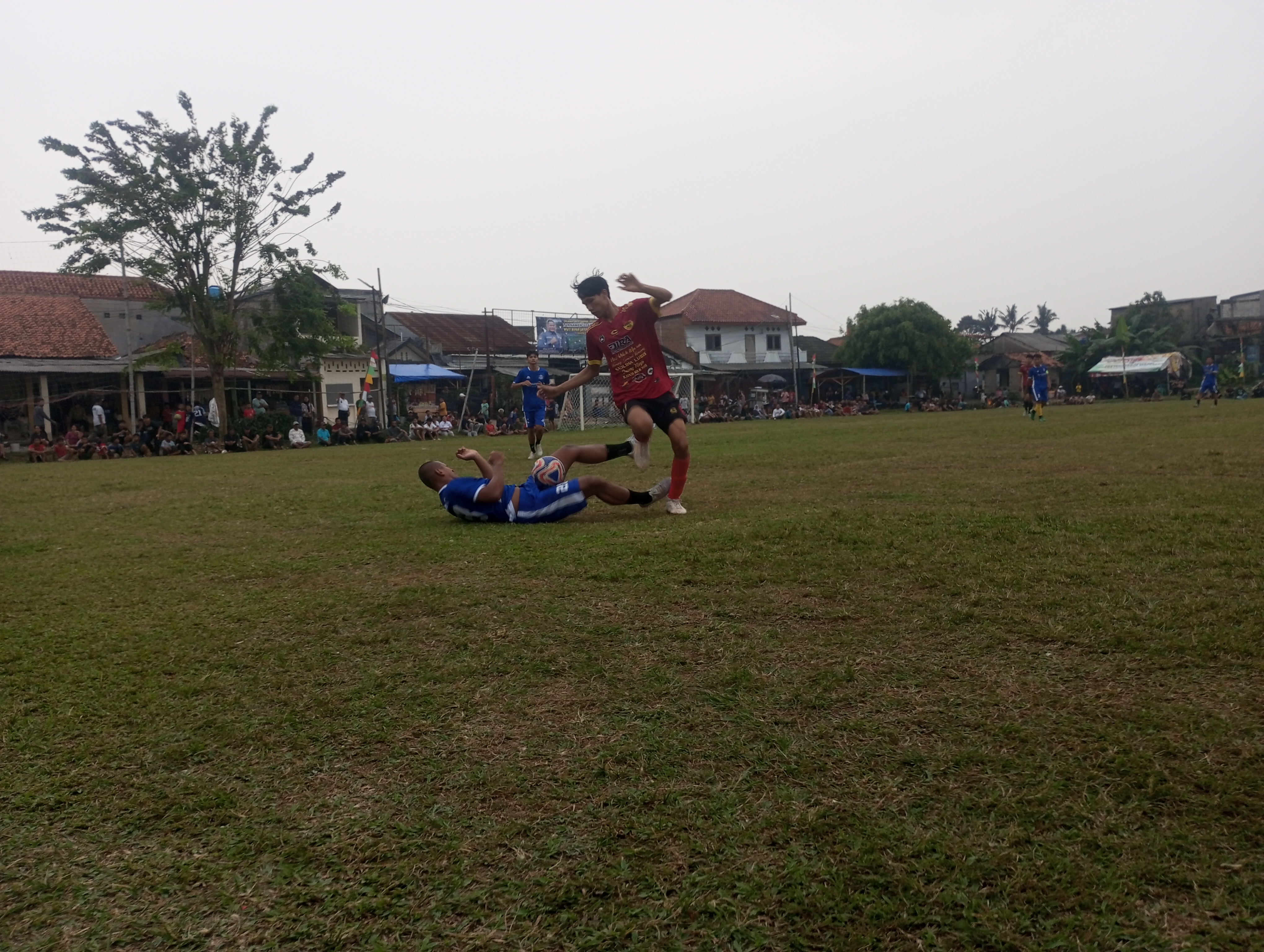 Penyerang PKP, Ariel (kanan) coba merebut bola dari bek Raffa FC, Raka yang terjatuh pada laga Rabu (24/06/2026).(tangselpos.id).