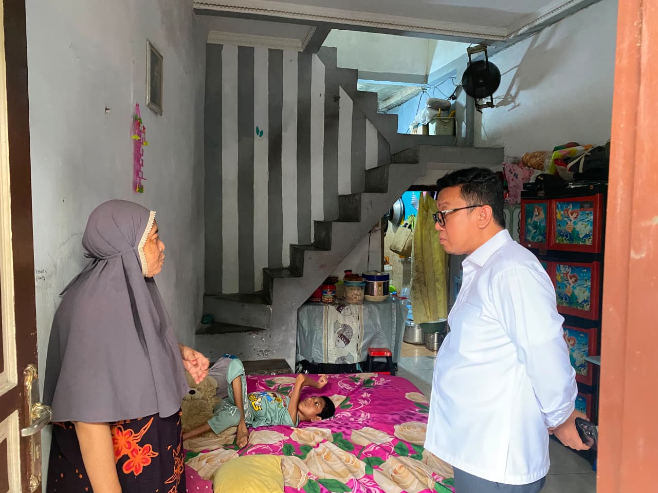 Anggota DPRD Kota Tangsel dari Fraksi PKB, Ahmad Andi Wibowo mengunjungi Akhdan Haidar, remaja berusia 17 tahun yang telah berjuang melawan dampak penyakit meningitis sejak usia 40 hari.