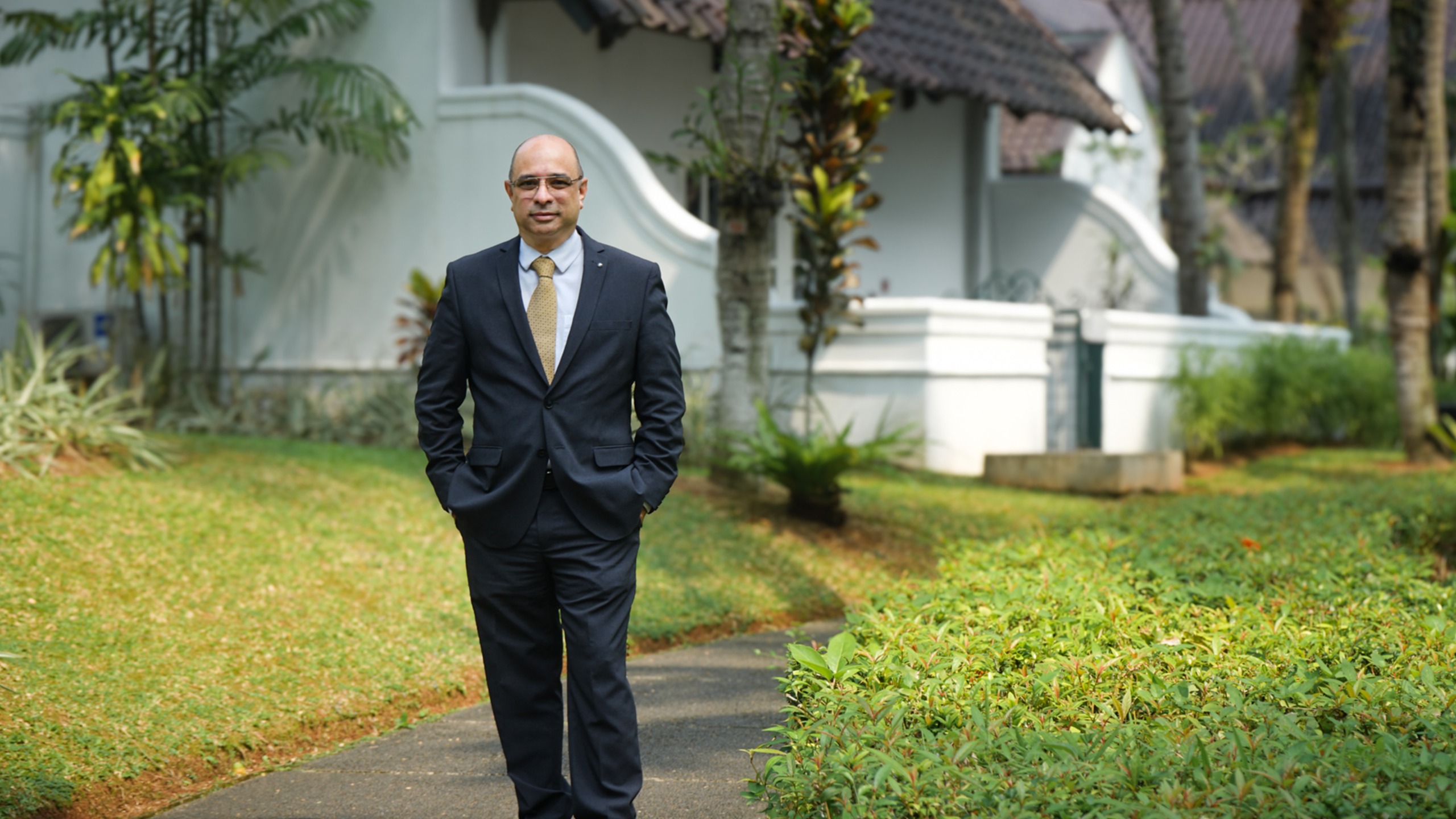 Roger Jude Hessing pimpin ARYADUTA Lippo Village. (Dok.)