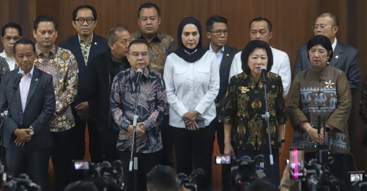 Wakil Ketua Dewan Ekonomi Nasional (DEN) Mari Pangestu (no 2 dari kanan) saat konferensi pers di Gedung DPR RI, Kompleks Parlemen Senayan, Jakarta, Senin (29/6/2026). Foto: Ist