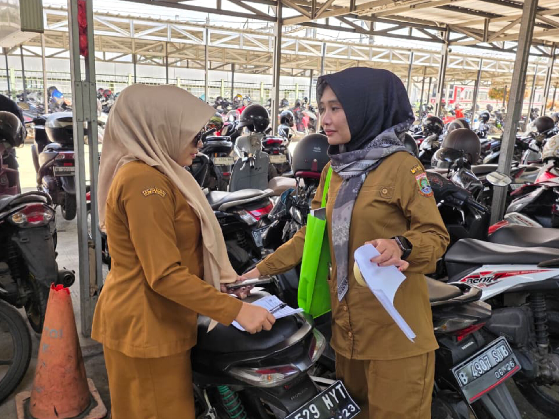 UPTD Pengelolaan Pendapatan Daerah (PPD) Samsat Ciputat menyisir sejumlah kantong parkir stasiun. (Ist)